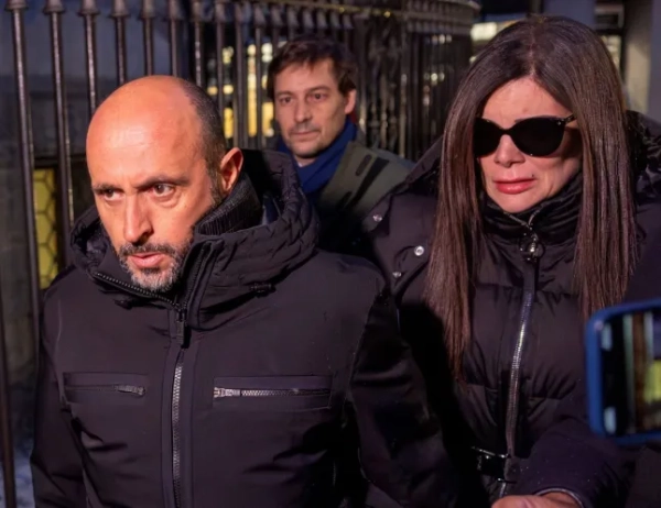 Жак та Джессіка Моретті, подружжя, яке керувало швейцарським баром на гірськолижному курорті Кран-Монтана, що спалахнув під час новорічної вечірки, прибувають на допит до Міністерства державних справ кантону Вале в Сьоні на південному заході Швейцарії, 9 січня 2026 року. REUTERS/Umit Bektas