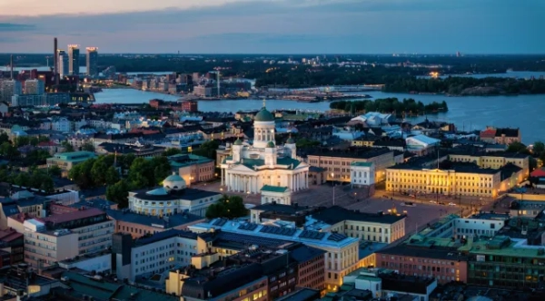 Широкий аерофотознімок Гельсінкі під час заходу сонця