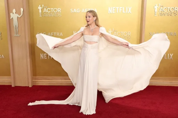 Кейт Хадсон розкритикували за те, що вона «не така вже й багата» на червоній доріжці з фільму «Непо, бебі» 10