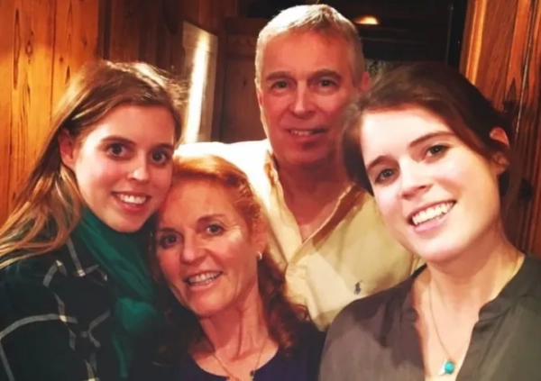 Джерело у Сандрінгемі повідомило, що Фергюсон, як очікується, святкуватиме Різдво там зі своїм колишнім чоловіком Енді, двома доньками та їхніми чоловіками. Фото: INSTAGRAM. Принц Ендрю, Сара Фергюсон, принцеса Беатріс, сімейна група принцеси Євгенії. Ендрю Маунтбеттен-Віндзор.