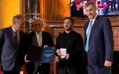 Український народ відзначено. Зеленському вручено нагороду імені ініціатора Мюнхенської конференції з безпеки. 3