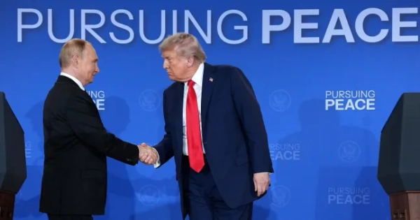 Дональд Трамп запросив Путіна приєднатися до своєї «Ради миру» 6 АНКОРІДЖ, АЛЯСКА – 15 СЕРПНЯ: Президент США Дональд Трамп (праворуч) та президент Росії Володимир Путін потиснули один одному руки після прес-конференції на спільній базі Елмендорф-Річардсон 15 серпня 2025 року в Анкориджі, Аляска. Два лідери зустрілися для мирних переговорів, спрямованих на припинення війни в Україні. (Фото Ендрю Гарніка/Getty Images)