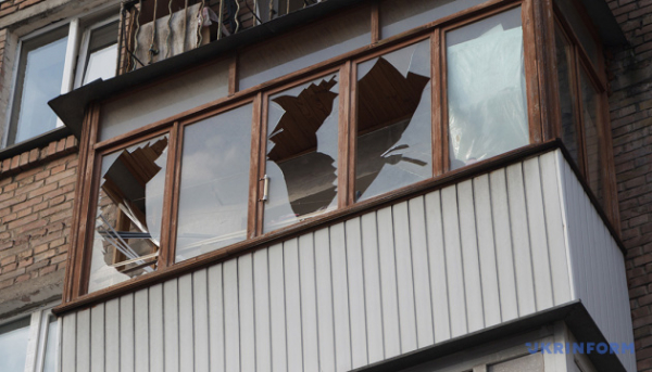 Комбінована атака РФ: у Києві уламки впали у чотирьох районах, пошкоджені будинки та авто