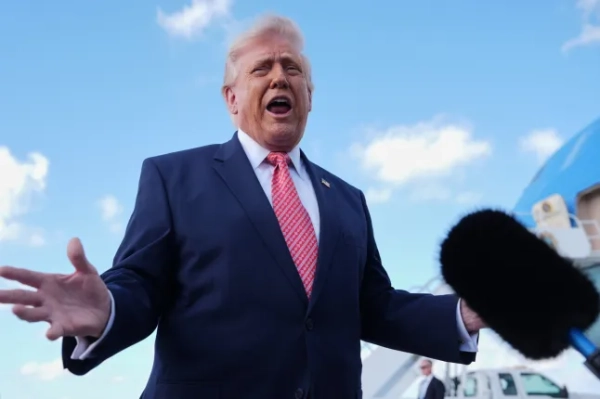 Президент Дональд Трамп спілкується з журналістами після виходу з літака Air Force One у п'ятницю, 27 березня 2026 року, у міжнародному аеропорту Маямі. (Фото AP/Марк Шифельбайн)