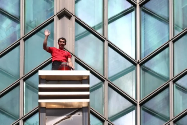 epa12678924 Американський скелелаз Алекс Хоннольд реагує під час сходження на вершину хмарочоса Тайбей 101 у Тайбеї, Тайвань, 25 січня 2026 року. EPA/RITCHI B. TONGO