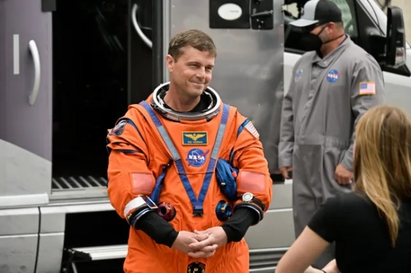 Астронавт NASA Рід Вайзман реагує поруч з екіпажем місії запуску Artemis II, яка мала пролетіти повз Місяць, Віктором Гловером та Крістіною Кох, а також астронавтом CSA (Канадського космічного агентства) Джеремі Хансеном перед фургоном астронавтів, які прямують до стартового майданчика 39B у Космічному центрі Кеннеді на мисі Канаверал, Флорида, США, 1 квітня 2026 року. REUTERS/Steve Nesius