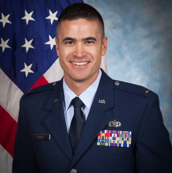 FACEBOOK Сета Роберта (капітан Сет Р. Коваль, 38 років, Мурсвілл, Індіана) ПОСТ ДРУЖИНИ - Гізер Ніколь - У FACEBOOK ЗАГАЛЬНО СЛУЖИТЬ: «Заява родини Коваль: Наш світ зруйнувався два дні тому. Ніщо не може підготувати вас до звістки про те, що ви втратили кохання всього свого життя. Наша родина ніколи не буде такою ж. Поки ми намагаємося зібрати уламки та рухатися вперед, ми глибоко вдячні за любов і підтримку, які ми отримали. Ця підтримка та допомога нашого Небесного Батька збережуть нас разом у ці крихкі моменти, коли ми стикаємося з реальністю без нього. Сет був людиною, чиє життя я ніколи не зміг би обмежити одним твердженням, і чия втрата назавжди луною лунає в моєму серці. Сет був винятковим у всьому, що він робив. Він був справді найдивовижнішим чоловіком, батьком, сином, братом, другом і льотчиком. Він любив те, що робив, і пишався тим, що одягав форму та служив іншим. Він виріс, мріючи стати пілотом, і стояти поруч з ним, коли він втілював його мрії в реальність, було... честь. Мій чоловік був багатьма речами – люблячим, щедрим, добросердечним, розумним, відданим, він умів вирішувати всі проблеми, був справжнім любителем активного відпочинку та безкорисливим. Найважливіше в моєму чоловікові було те, що Ісус був його Господом і Спасителем. Він завжди ставив інших вище за себе – до самого кінця. Я бачитиму його в посмішці нашого сина і носитиму його з собою в кожну мить. У мене величезна надія та спокій, бо він зі Своїм Господом і Спасителем, Ісусом Христом. Будь ласка, допоможіть нам вшанувати Сета, поважаючи наші бажання щодо приватності в цей руйнівний час.