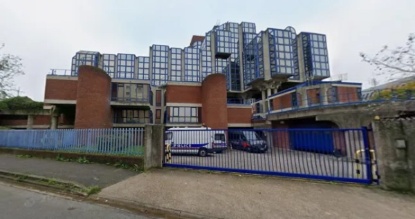 Судовий трибунал у Бобіньї. Французька поліція намагається встановити, який із близнюків відповідальний за жахливе подвійне вбивство. ДНК, знайдена на знарядді вбивства, спантеличила поліцію щодо того, хто саме натиснув на курок, оскільки вони мають ідентичний генетичний матеріал.