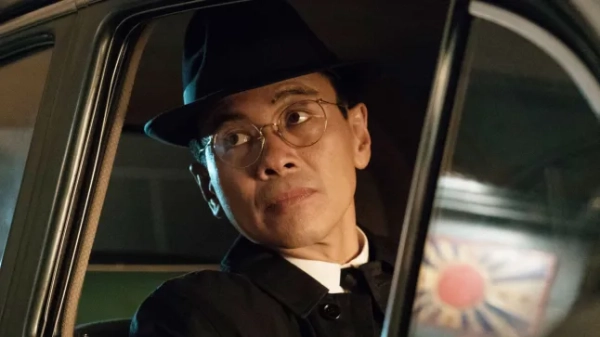 Тільки для редакційного використання. Обкладинка книги не використовується. Обов'язкове посилання: Фото Amazon/Everett/Shutterstock (5491780f) Джоел Де Ла Фуенте у фільмі «Кінець світу» (1 сезон, 8 серія), телесеріал «Людина у високому замку» – листопад 2015 року