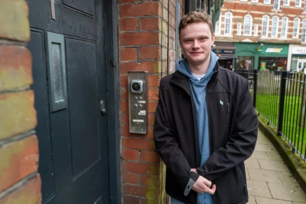 Деніел Джексон, президент Verdis. Довер, Кент, 18 лютого 2026 року. Британець, який проголосив себе президентом своєї країни після того, як заявив про права на землю на Балканах, відкрив посольство – на головній вулиці свого міста. 21-річний Деніел Джексон вперше придумав ідею створення власної країни разом із групою друзів, яким було лише 14 років. Друзі помітили, що після прикордонної суперечки кілька ділянок землі вздовж річки Дунай залишилися поза межами Хорватії та Сербії. Тож 30 травня 2019 року він оголосив одну з цих земельних осередків – офіційно відому на карті як Осередок-3 – Вільною Республікою Verdis. Деніел, який проголосив себе президентом, з того часу наполегливо працює над створенням своєї країни, нещодавно відкривши два посольства – одне у своєму рідному місті Довер, Кент, і одне в Нові-Саді, Сербія. Фото опубліковано 20.02.2026.