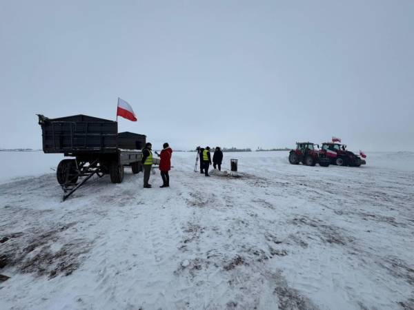 Акція протесту біля пункту пропуску "Долгобичув": приблизно три десятки польських аграріїв, блокування руху не було. 8