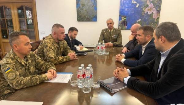 Паліса розглянув з іспанськими чиновниками та фірмами розширення партнерства у військово-промисловій галузі. 3