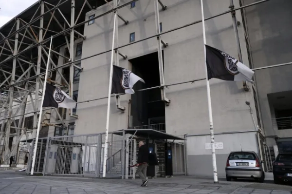 Семеро футбольних уболівальників загинули в лобовому зіткненні з вантажівкою, коли вони йшли на матч 9 Пішохід проходить повз стадіон