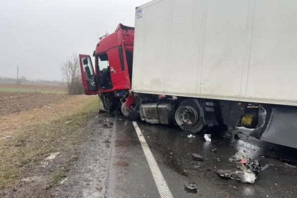 Семеро футбольних уболівальників загинули в лобовому зіткненні з вантажівкою, коли вони йшли на матч 6 Вантажівка, яка потрапила в дорожньо-транспортну пригоду з мікроавтобусом, що перевозив грецьких футбольних фанатів ПАОК, залишається на дорозі на місці події поблизу Лугожа, Румунія, 27 січня 2026 року. Lugo Info/Handout через REUTERS. УВАГА РЕДАКТОРІВ - ЦЕ ФОТО НАДАНО ТРЕТІЄЮ СТОРОНОЮ. ПЕРЕПРОДАЖУ НЕ ДОПУСКАЄТЬСЯ. АРХІВ НЕ ДОПУСКАЄТЬСЯ.