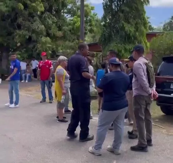 Невеликий натовп зібрався на узбіччі дороги