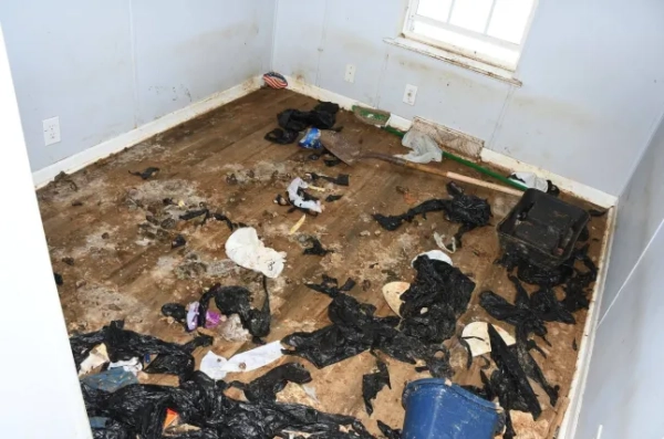 Мати та вітчим зіткнулися звинуваченнями у жорстокому поводженні з дітьми після того, як чиновники заявили, що вони переїхали до Флориди, залишивши свою 14-річну доньку в Алабамі майже рік жити самій. За даними офісу шерифа округу Мобіл, підліток залишився жити сам із сімома собаками в мобільному будинку, покритому сечею, фекаліями, тарганами та сміттям. За словами чиновників, одну з собак знайшли мертвою в шафі. Батьків звинувачують у переїзді за годину їзди до Пенсаколи, штат Флорида, зі свого будинку в окрузі Мобіл у лютому минулого року. Розслідування розпочалося в неділю, коли співробітники магазину Dollar General викликали поліцію, оскільки побачили, як дівчинка спотикається дорогою перед магазином. За словами помічників шерифа, дівчинка відчувала запаморочення та біль у шлунку. Її доставили до лікарні для надання допомоги, де її опитали детективи. Під час допиту дівчинка сказала, що живе сама зі своїми собаками в мобільному будинку приблизно з лютого минулого року – приблизно на свій 14-й день народження, повідомляє офіс шерифа. За словами офіційних осіб, дівчинка розповіла їм, що її мати, Маршель Лінн Пертілла, та вітчим, Юджин Медрано, переїхали до Пенсаколи, і що востаннє вона бачила їх 31 жовтня. Дитина розповіла владі, що спілкування з батьками відбувалося переважно через Snapchat, а мати надсилала їжу через DoorDash або Walmart. У понеділок офіс шерифа та служба контролю за тваринами Prichard Animal виконали ордер на обшук у будинку, де жила дівчинка. Посадовці повідомили, що внутрішня частина причепа була вкрита сечею, фекаліями, тарганами та сміттям. На території було знайдено сім собак, зокрема одну собаку, яку знайшли мертвою в шафі. Решту собак забрали співробітники служби контролю за тваринами Prichard Animal Control. Детективи також знайшли рукописний лист від дівчинки під назвою «Скільки разів мама каже мені, що не може мене забрати!?». Повідомляється, що в листі було 87 позначок. Детективи знайшли батьків та допитали їх. В офісі шерифа повідомили, що коли Пертіллу запитали, чому її доньку залишили саму, вона заявила, що це тому, що дівчинка не хотіла залишати своїх тварин-помічників. Незрозуміло, чи були серед знайдених у будинку собаки-помічники. Матері та вітчиму висунули звинувачення у жорстокому поводженні з дітьми та тваринами. Їх доставили до в'язниці округу Мобіл.