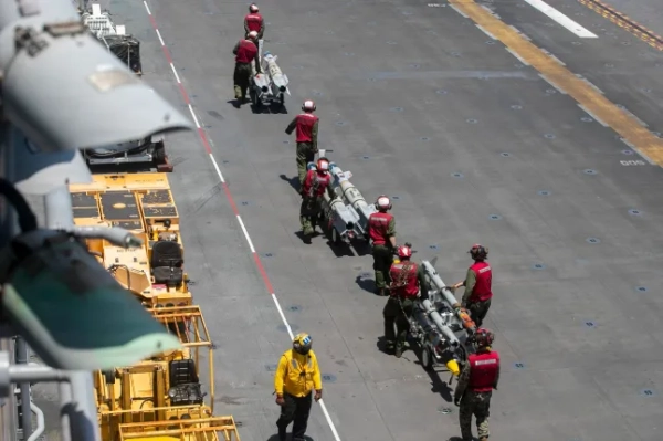 США «готуються до наземного вторгнення» в Іран, морські піхотинці прибувають до Перської затоки 4 Морська піхота США з 31-м експедиційним підрозділом морської піхоти (MEU) проводить транспортне розпорядження на палубі десантного корабля класу «Америка» USS Tripoli (LHA 7), 20 березня 2026 року. Тріполі зараз проводить рутинні операції в районі операцій 7-го флоту США. 7-й флот США, найбільший передовий номерний флот ВМС США, регулярно взаємодіє та діє з союзниками та партнерами для збереження вільного та відкритого Індо-Тихоокеанського регіону. (Фото ВМС США, зроблене фахівцем із масових комунікацій моряком-учнем Різом Мітчеллом Тейлором)