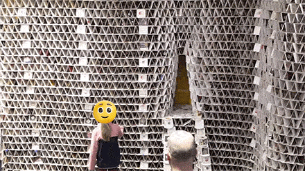 Чи керував Джеффрі Епштейн «імперією КДБ-медової пастки» від імені Путіна? 8 GIF-анімація, на якій молода дівчина хапає один із бурякових килимків.