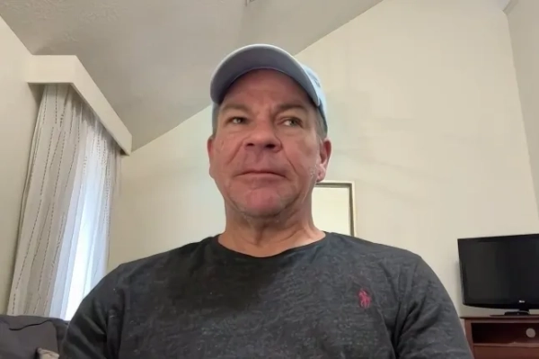 На цьому зображенні, взятому з відео, Майкл Блек, мешканець Род-Айленда, який допоміг зупинити стрільця на хокейному матчі у старшій школі в понеділок, жестикулює під час інтерв'ю Associated Press у четвер, 19 лютого 2026 року, у Спартанбурзі, Південна Кароліна (фото AP)