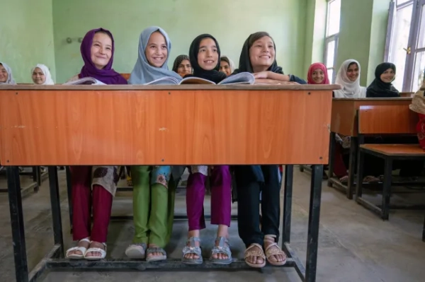 Коли таліби оголосили про заборону освіти для дівчат старше 7 класу, 17-річна Фарахназ [на фото немає] вирішила стати волонтеркою та вчителькою у своєму рідному місті Лашкар Гах, провінція Гільменд. Через рік, втративши шанс закінчити школу та вступити до університету, вона все ще дає надію дівчатам, молодшим за неї. За словами Фарахназ, «...з дня повернення талібів до влади багато чого змінилося. Починаючи з освіти дівчат і закінчуючи зростанням бідності та відсутністю базових потреб сімей. Є багато сімей, у яких немає чоловіка, який би їх годував, їхніми годувальниками є лише жінки. Тепер ці жінки змушені жебракувати та залежати від інших, щоб ті давали їм залишки їжі. Особисто я була дуже активною до всіх цих змін. Раніше я ходила на уроки та працювала поза домом. З того дня, як таліби захопили владу, мені більше не дозволено багато чого робити. Навіть вихід з дому викликає занепокоєння і зовсім нелегко. Раніше було легше. Зараз вийти важко». Здається, що погляди людей стежать за мною. Мені дуже незручно. Після закриття шкіл наш моральний дух знижується. Ми втратили впевненість у собі. Наші школи мають бути відкриті, щоб наші вчителі та учні могли як користуватися освітою, так і мати краще майбутнє. Я більше не можу навчатися в університеті, оскільки нова влада захопила університети, а школи для дівчат закриті. До того, як таліби прийшли до влади, я продовжувала свою освіту. Мені залишався ще один рік, щоб закінчити школу, і я б вступила до університету. Зараз я волонтерю, вчителькою. Я волонтерю, щоб діти не втрачали інтересу до освіти. Я бачу це у власній родині, діти менш захоплені навчанням. Я тут, щоб допомогти цим дітям знову знайти свою пристрасть до навчання. У мене багато мрій для дітей, яких я навчаю, але мало надії на краще майбутнє. З цим урядом і ситуацією, яку переживає країна, я бачу...