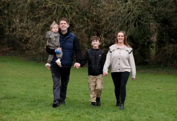 ЗАБОРОНЕНО ДО 0001 ВІВТОРОК, 17 ЛЮТОГО Елфі Філліпс зі своєю матір'ю Лорою Дакер, її партнером Скотом Філліпсом та сестрою Матильдою в їхньому будинку поблизу Нортгемптона. Хірурги лікарні Alder Hey вперше розробили нову техніку подовження ноги дев'ятирічної дитини, народженої з надзвичайно рідкісним захворюванням, через яке одна нога стала на 4 см коротшою за іншу. Ця процедура була вперше проведена у Великій Британії, вони додали 3 см до його ноги і з того часу виконували її на інших пацієнтах, а центри по всій країні готуються зробити те саме. Дата фото: неділя, 25 січня 2026 року. Фото PA. Автор фото: Кріс Редберн/PA Wire.