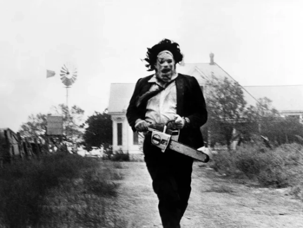 Тільки для редакційного використання. Обкладинка книги не використовується. Обов'язкове посилання: Фото Еверетт/Shutterstock (497730y) «Техаська різанина бензопилою», Гуннар Хансен, 1974 КАДРИ З ФІЛЬМУ