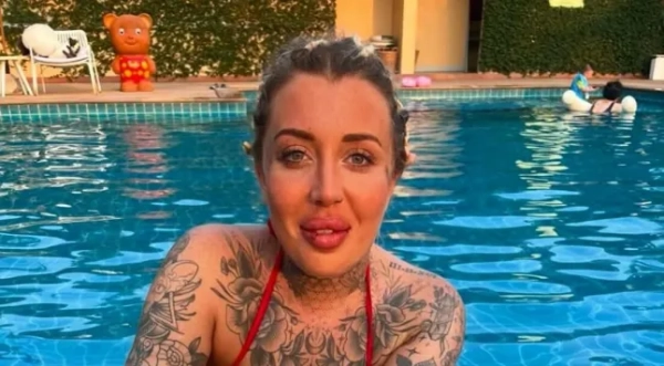 Британка бореться за життя після падіння з балкону в Таїланді 6 Британська туристка боролася за життя з важкими травмами внаслідок падіння з балкону готелю в Таїланді. Бет Клуг з Грімсбі, Лінкольншир, повернулася до свого готельного номера, перш ніж стрибнути з балкону четвертого поверху в «Місті гріхів» Паттайї рано вранці 15 березня. Відпочивальниця з великою кількістю татуювань, яка часто публікує селфі в Instagram, нібито зламала спину «у 24 місцях», приземлившись на бетонний ящик для рослин. Вона не могла рухати руками. Парамедики знайшли її стогнучою від болю, лежачи на кущах збоку 22-поверхової будівлі. Офіцери не були впевнені, чи пила вона тієї ночі. Бет доставили до лікарні, оскільки її друзі у Великій Британії намагаються зібрати кошти на її лікування та репатріацію. ПАКЕТ: Відео, фото, текст