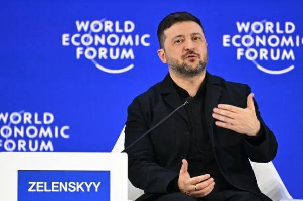 Президент України Володимир Зеленський виступає під час щорічної зустрічі Всесвітнього економічного форуму (ВЕФ) у Давосі 22 січня 2026 року. Всесвітній економічний форум проходитиме в Давосі з 19 по 23 січня 2026 року. (Фото Фабріса КОФФРІНІ / AFP via Getty Images)