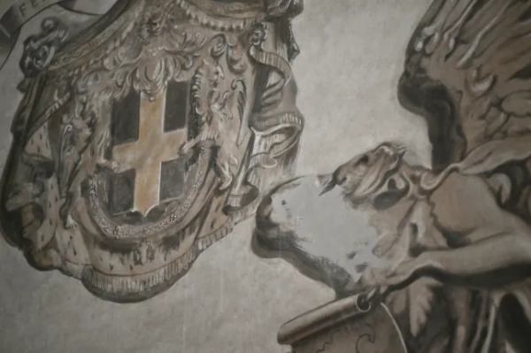 ЗАГАЛЬНИЙ ФОТОГРАФІЙ – На фотографії зображено нещодавно відреставровану фреску в базиліці Сан-Лоренцо-ін-Лучина, де зображення ангела було стерто після суперечки, у Римі 4 лютого 2026 року. Нещодавно відреставрований ангел, намальований Бруно Валентіні, був схожий на прем'єр-міністра Італії Джорджію Мелоні, і сам автор стер його на прохання Ватикану, повідомляє італійська газета La Repubblica. (Фото Альберто ПІЦЦОЛІ / AFP via Getty Images)