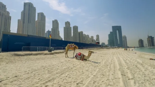 Дубайський пляж Джамерія сьогодні. Туристи скасували бронювання через ситуацію на Близькому Сході. Бронювання готелів постраждало, і тепер заклади закриваються через брак відвідувачів.