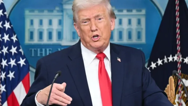 Президент США Дональд Трамп виступає під час брифінгу в кімнаті Брейді Білого дому у Вашингтоні, округ Колумбія, 20 січня 2026 року. Білий дім заявив, що президент Дональд Трамп проведе прес-конференцію у вівторок рівно через рік після початку свого другого терміну на тлі гострої міжнародної напруженості через його прагнення захопити Гренландію. (Фото SAUL LOEB / AFP via Getty Images)