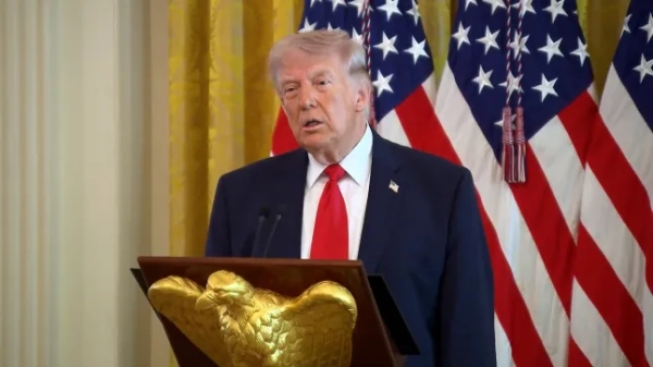 Знімки, на яких Дональд Трамп глузує з Кіра Стармера під час його промови