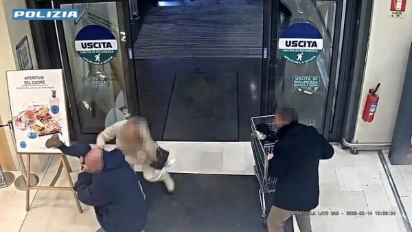 Чоловік викрав дитину у її мами, коли вони виходили з супермаркету 2