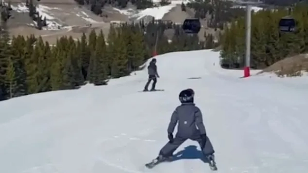 Меган Маркл показала рідкісний знімок 6-річного Арчі, який катається на лижах з принцом Гаррі 5 Знімок екрана з відео, на якому Арчі катається на лижах з принцом Гаррі, знятого Меган Маркл.