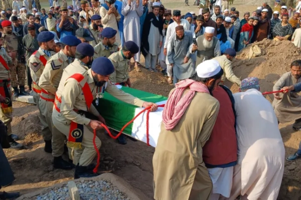 Чому воюють Пакистан та Афганістан? Країни оголошують «відкриту війну» 6 Пакистанські солдати ховають труну співробітника служби безпеки, який загинув внаслідок нападів бойовиків у Кохаті, провінція Хайбер-Пахтунхва, 27 лютого 2026 року. Пакистан бомбардував великі міста Афганістану, включаючи столицю Кабул, 27 лютого, а міністр оборони Ісламабаду оголосив сусідів у стані «відкритої війни» після місяців взаємних зіткнень. Остання операція Пакистану відбулася після того, як афганські сили атакували пакистанські прикордонні війська в ніч на 26 лютого у відповідь на попередні авіаудари Ісламабаду. (Фото Басіта ШАХА / AFP via Getty Images)