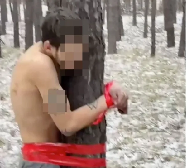 Російський командир прив'язав солдата до дерева голим за крадіжку канабісу 5 Російський командир прив'язав солдата до дерева голим за крадіжку канабісу 4