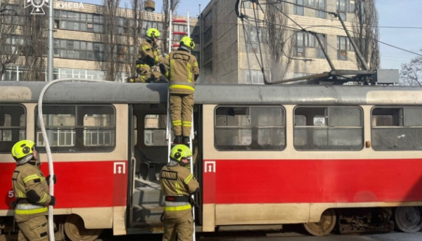 У Києві під час руху загорівся трамвай