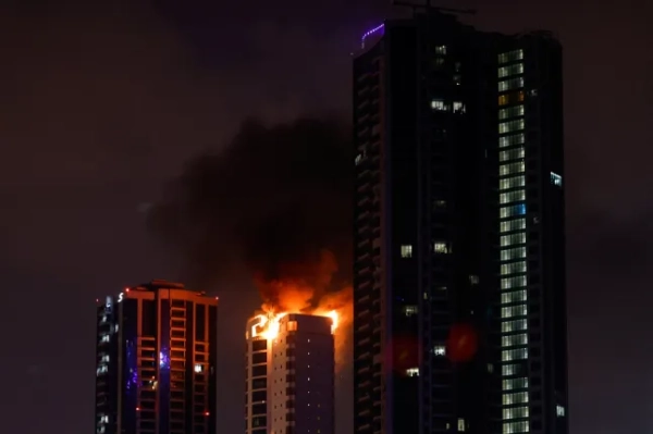 Дим піднімається з палаючої будівлі, ураженої внаслідок удару іранського безпілотника, після того, як Ізраїль та США завдали ударів по Ірану, в окрузі Сіф, Манама, Бахрейн, 28 лютого 2026 року. REUTERS/Hamad I Mohammed