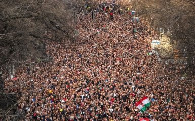 З нас досить. Угорщину сколихнули масштабні протести проти Орбана — відео