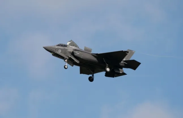 Винищувач-невидимка F-35 у небі