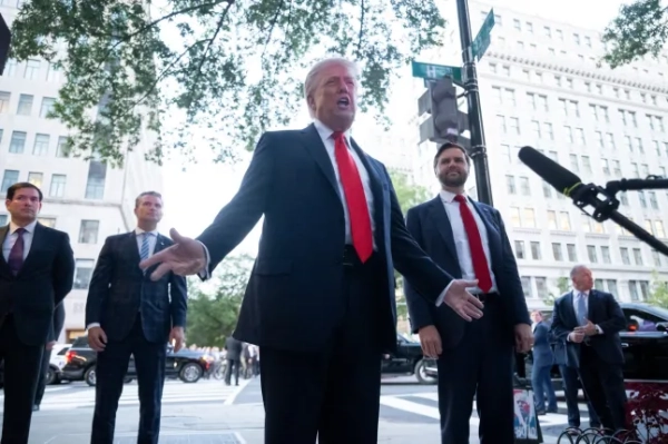 Президент США Дональд Трамп (у центрі) разом із віцепрезидентом США Джей Ді Венсом, міністром оборони США Пітом Хегсетом та державним секретарем США Марко Рубіо спілкується з журналістами біля ресторану Joe's Seafood, Prime Steak & Stone Crab у Вашингтоні, округ Колумбія, 9 вересня 2025 року. (Фото SAUL LOEB / AFP) (Фото SAUL LOEB/AFP via Getty Images)