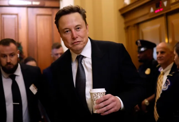 ВАШИНГТОН, ОКРУГ КОЛУМБІЯ – 5 ГРУДНЯ: Генеральний директор Tesla Ілон Маск, співголова нещодавно оголошеного Департаменту ефективності уряду (DOGE), прибуває на Капітолійський пагорб 5 грудня 2024 року у Вашингтоні, округ Колумбія. Маск та його співголова, бізнесмен Вівек Рамасвамі, сьогодні зустрічаються із законодавцями щодо DOGE, запланованої президентської консультативної комісії з метою скорочення державних витрат та підвищення ефективності федеральної робочої сили. (Фото Анни Манімейкер/Getty Images) *** BESTPIX ***