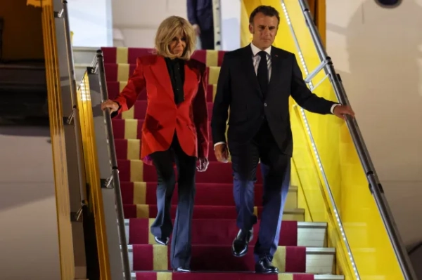 ТОП-КАДР - Президент Франції Еммануель Макрон та його дружина Бріжит Макрон виходять з літака після прибуття до міжнародного аеропорту Ной Бай у Ханої 25 травня 2025 року. Президент Франції Еммануель Макрон прибув до Ханоя 25 травня, як бачив журналіст AFP, на перший етап туру Південно-Східною Азією, під час якого він також відвідає Індонезію та Сінгапур. (Фото Людовіка Маріна / AFP) (Фото Людовіка Маріна/AFP через Getty Images)