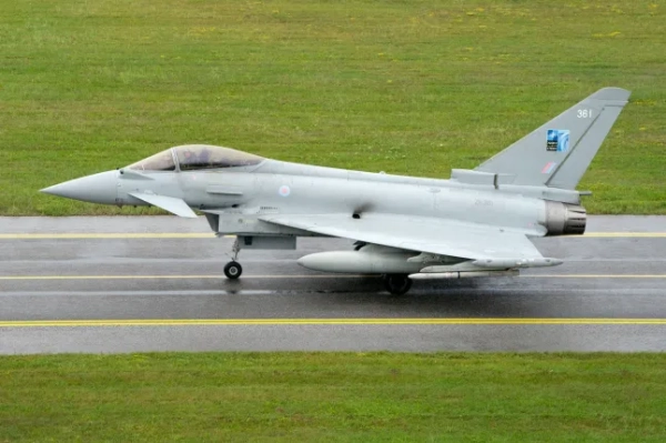 Винищувач Eurofighter Typhoon Королівських ВПС, що входить до складу 140-го експедиційного авіакрила Королівських ВПС (RAF), злітає з авіабази Амарі в Естонії, де ескадрилья винищувачів розгорнута для участі в операції «Азотіз», місії НАТО з патрулювання повітряного простору над східним кордоном НАТО в Балтії. Дата фото: вівторок, 25 липня 2023 року. Фото PA. Операція «Азотіз» розпочалася в березні 2023 року і є другим розгортанням винищувачів «Тайфун» у Східній Європі з моменту вторгнення Росії в Україну в лютому минулого року. У березні 2022 року Королівські ВПС були розгорнуті до Румунії для участі в операції «Білоксі» для прикриття південної частини східного кордону НАТО. Автор фото: Джейн Барлоу/PA Wire