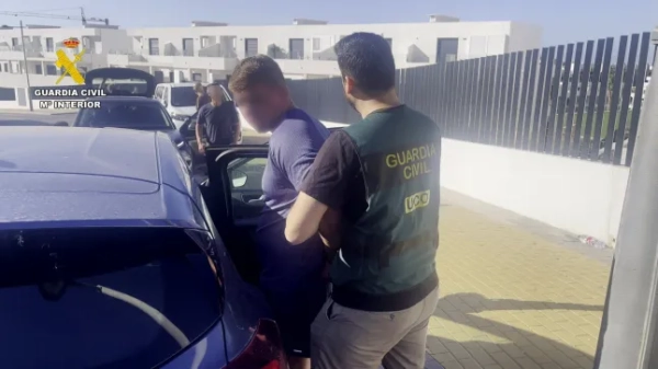 Арешт Вільяма Хантера в Іспанії. На відео видно, як британця заарештовують за вбивство в Іспанії після 17 місяців переховування. 34-річний Вільям Хантер зарізав свого сусіда по кімнаті в Алгарве, Португалія, у 2022 році. Його заарештували в Іспанії після інтенсивного координованого розшуку Національного агентства з боротьби зі злочинністю (NCA). Вільяма затримали співробітники Цивільної гвардії в Аліканте минулого тижня (15 вересня). Фото опубліковано 25.09.2025.