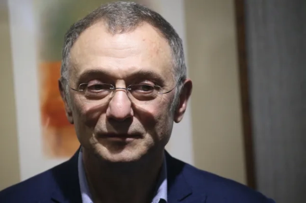 Російський мільярдер, бізнесмен і член Ради Федерації Сулейман Керімов відвідує зустріч у замку Нарин-Кала 14 квітня 2021 року в Дербенті, Дагестан, Росія. Прем'єр-міністр Мішустін здійснює одноденну поїздку до Республіки Дагестан у Північно-Кавказькому федеральному окрузі. (Фото Михайла Свєтлова/Getty Images)