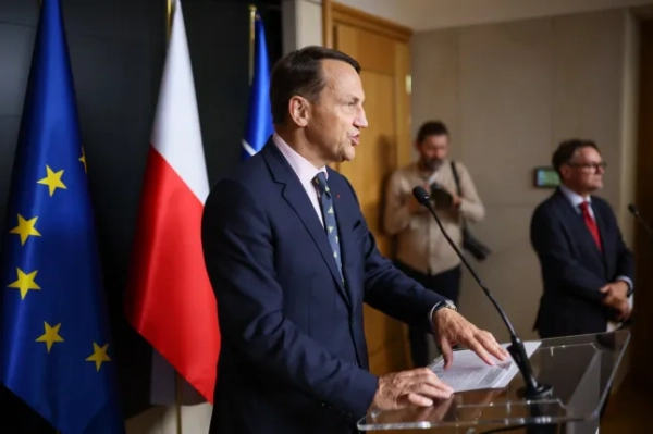 epa12367479 Віце-прем'єр-міністр і міністр закордонних справ Польщі Радослав Сікорський (ліворуч) виступає на прес-конференції в Міністерстві закордонних справ у Варшаві, Польща, 10 вересня 2025 року. Конференція стосувалася порушення польського повітряного простору російськими безпілотниками. EPA/ЛЕШЕК ШИМАНСЬКИЙ ПОЛЬЩА ВИХОДИТЬ