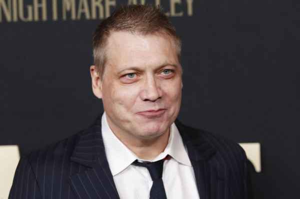 Holt McCallany arrives on the red carpet at the premiere of 