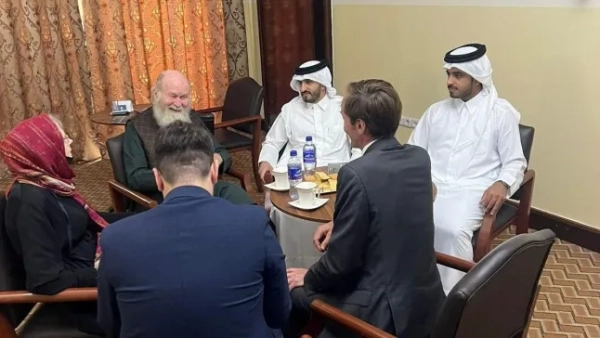 Громадяни Великої Британії на ім'я Пітер та Барбара Рейнольдс, які перебували під вартою в Афганістані, сидять з катарськими та британськими дипломатами в Кабулі, Афганістан, 19 вересня 2025 року. Уряд Катару/роздатковий матеріал через REUTERS. ЦЕ ЗОБРАЖЕННЯ НАДАНО ТРЕТІЄЮ СТОРОНОЮ. ПЕРЕПРОДАЖ НЕ ДОПУСКАЄТЬСЯ. АРХІВИ НЕ ДОПУСКАЮТЬСЯ.
