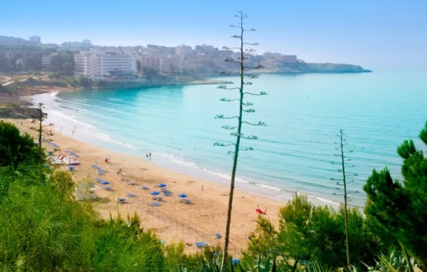 довгий пляж Platja larga в Салоу Таррагона Іспанія Каталонія